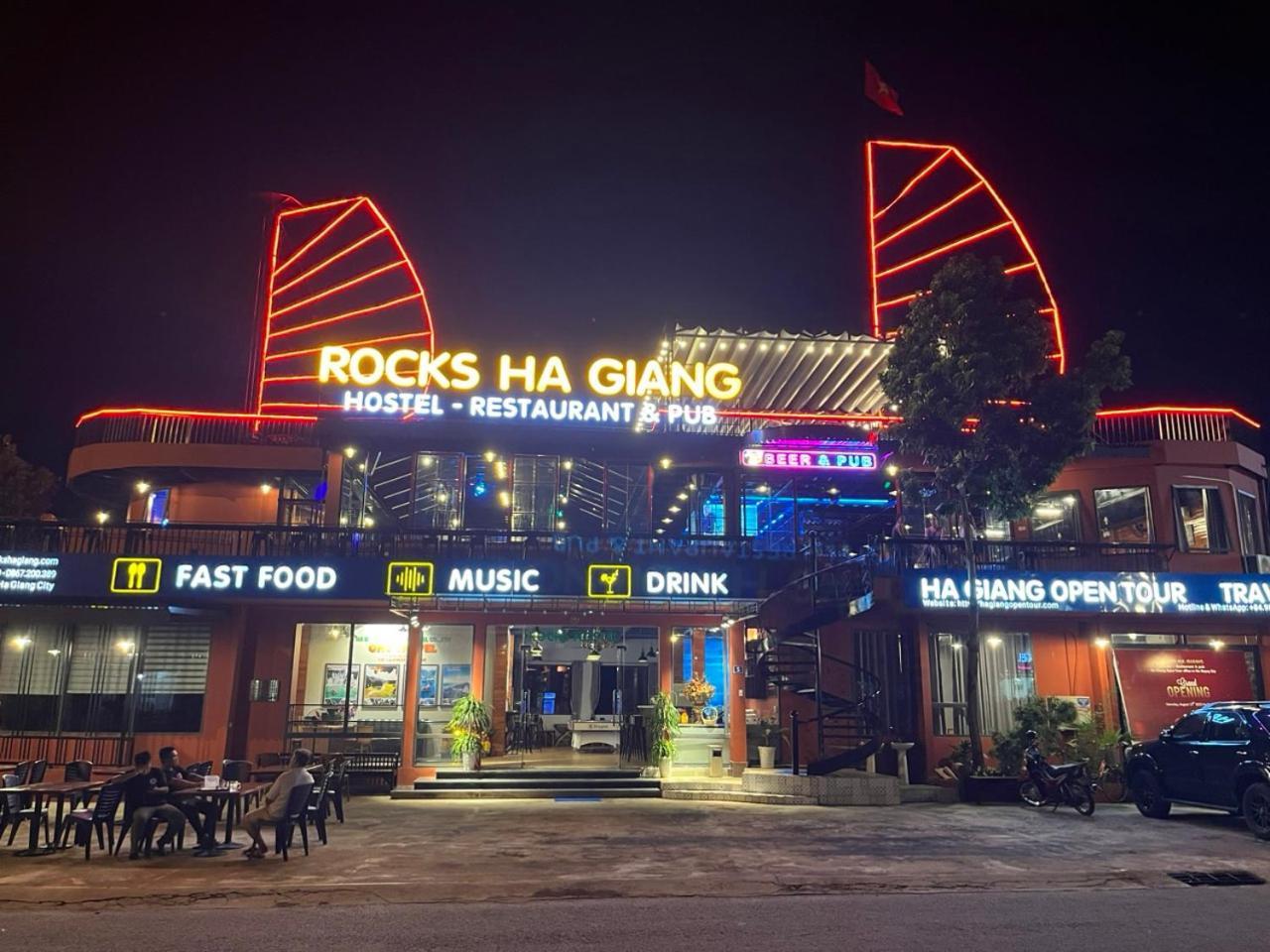 Rocks Ha Giang Hostel & Tour Buitenkant foto
